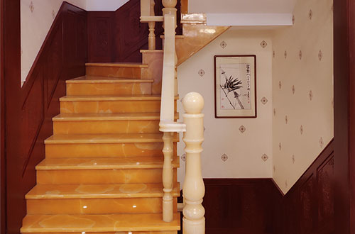 花垣中式别墅室内汉白玉石楼梯的定制安装装饰效果